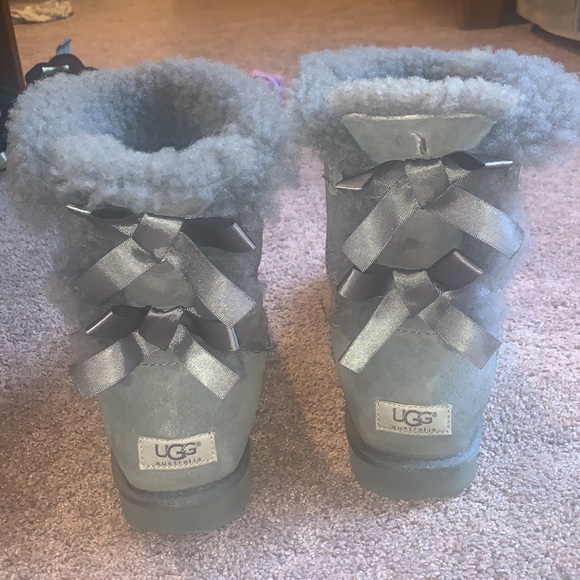 Gray UGG boots with bows, US women’s size 8 - Picture 3 of 5